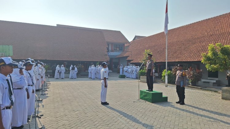 Polisi-Sidoarjo-Beri-Edukasi-Pelajar-Saat-Upacara-Senin